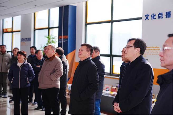 一群人站在室内描述已自动生成