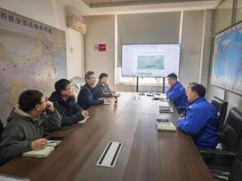 会议室里的人们描述已自动生成