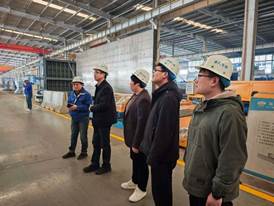 一群人站在火车旁描述已自动生成