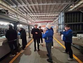 一群人站在室内描述已自动生成